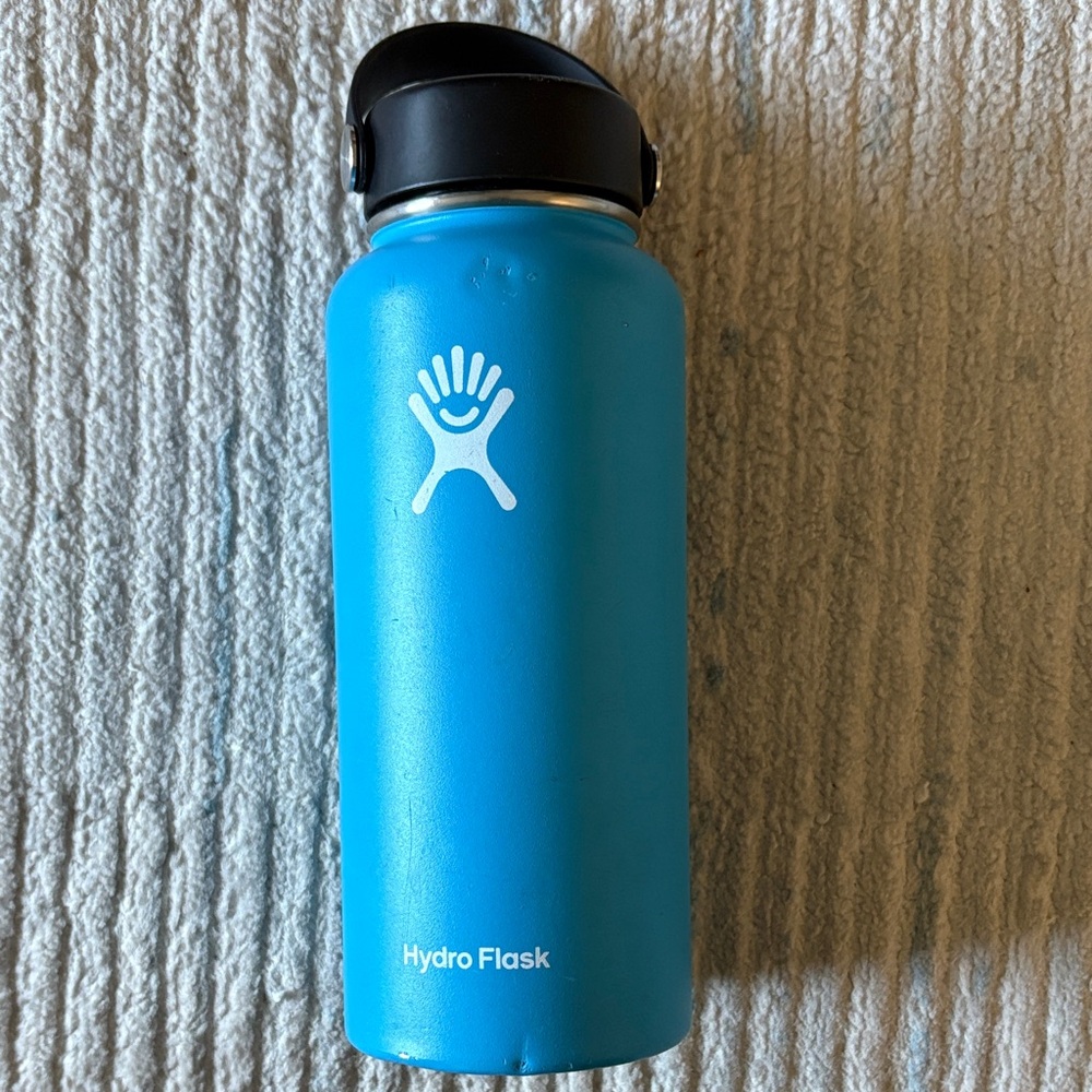 Hydro Flask Ocean Blue Bottle with Black Lid